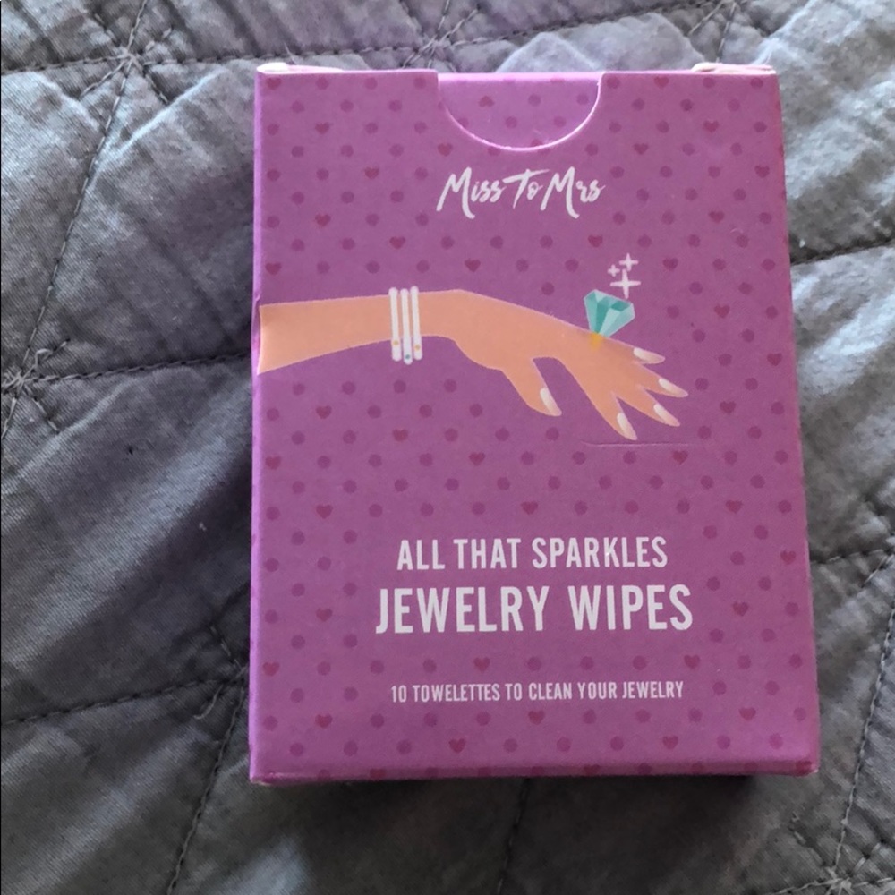 Jewelry cleaning wipes